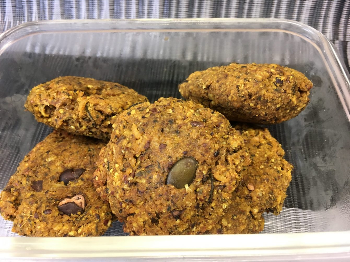 Veggy Burger aus Schwarzen Bohnen, Süßkartoffeln, Reis und Kürbiskernen