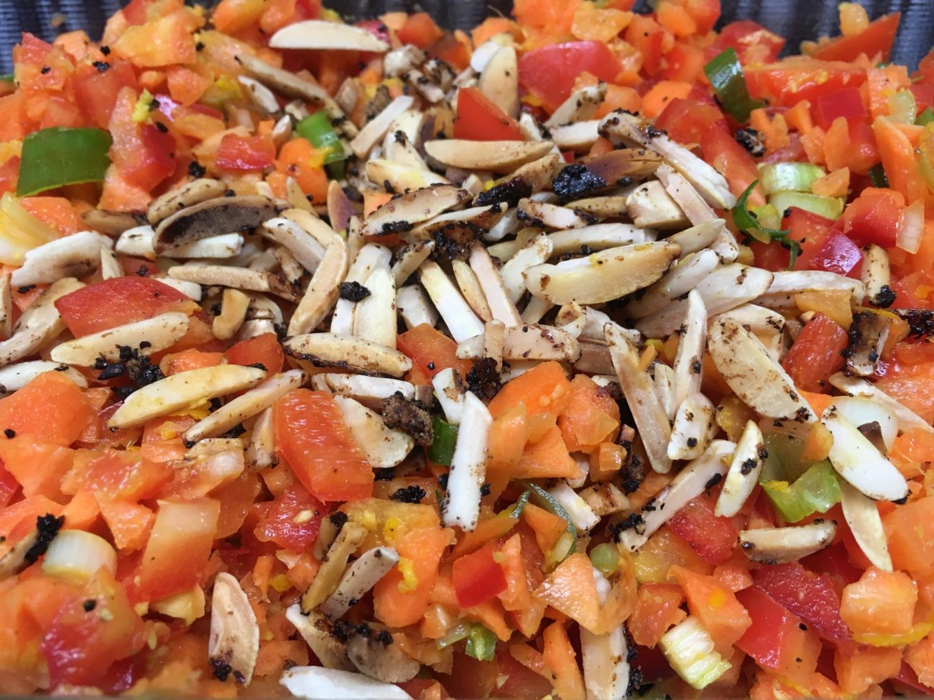 Karotten Paprika Salat mit Chili Mandel Krokant und Orangen Ingwer Dressing