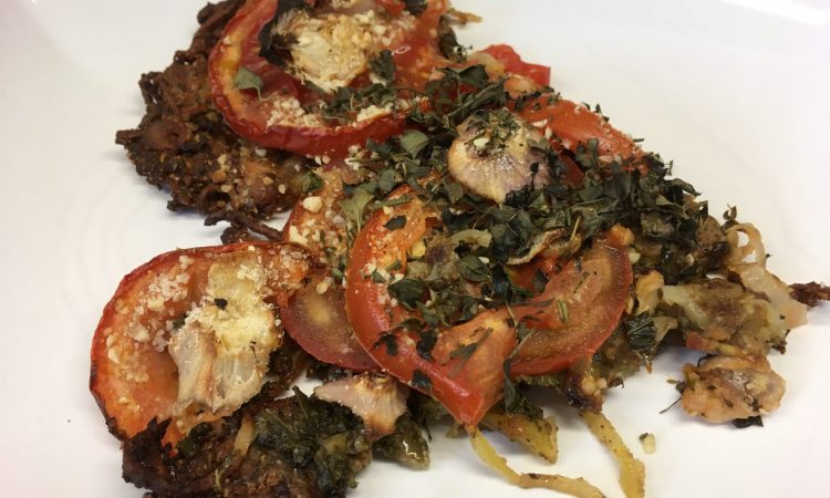 Kartoffel Pizza mit Pesto aus sprialisierten Kartoffeln mit Tomaten und Pesto