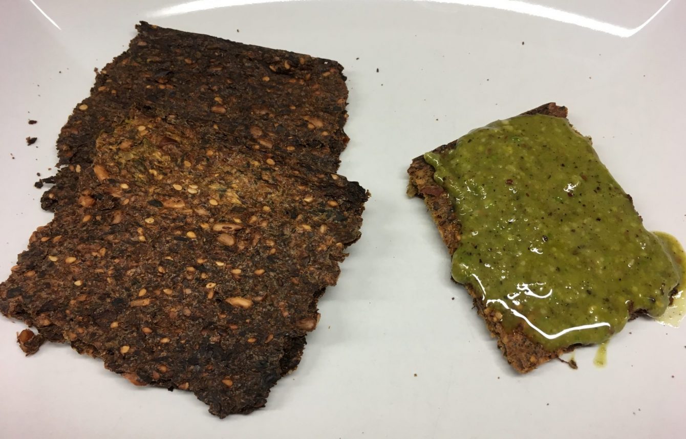Cracker aus Sonnenblumenkernen, Rucola, Zucchini und Sesam