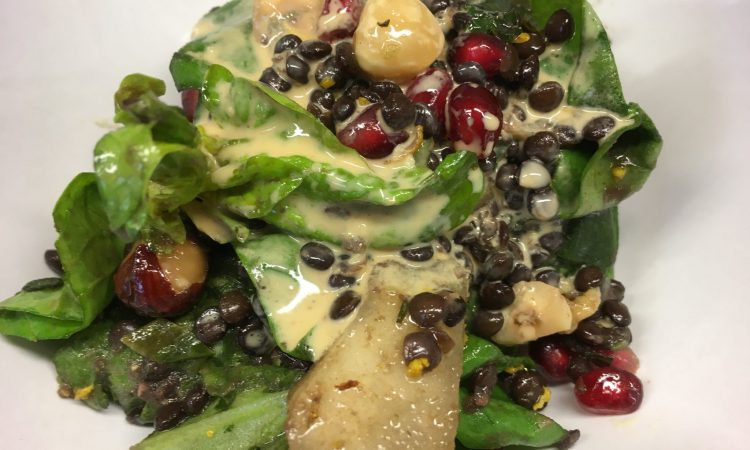 Spinat Salat mit Beluga Linsen, Avocado, Haselnüssen und Granatapfel und Orangen Tahini Dressing
