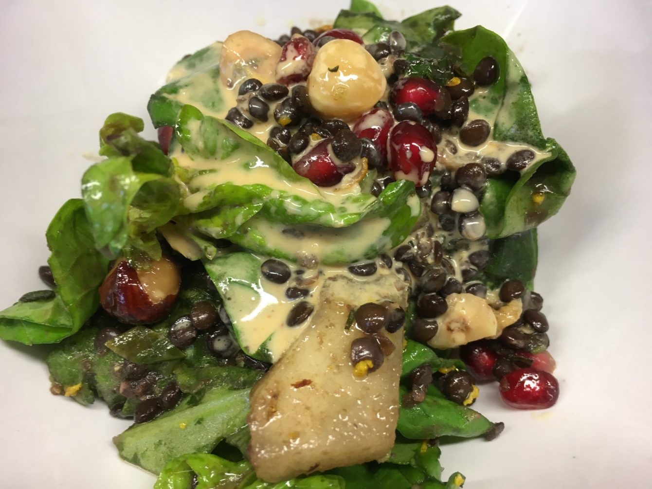 Spinat Salat mit Beluga Linsen, Avocado, Haselnüssen und Granatapfel und Orangen Tahini Dressing