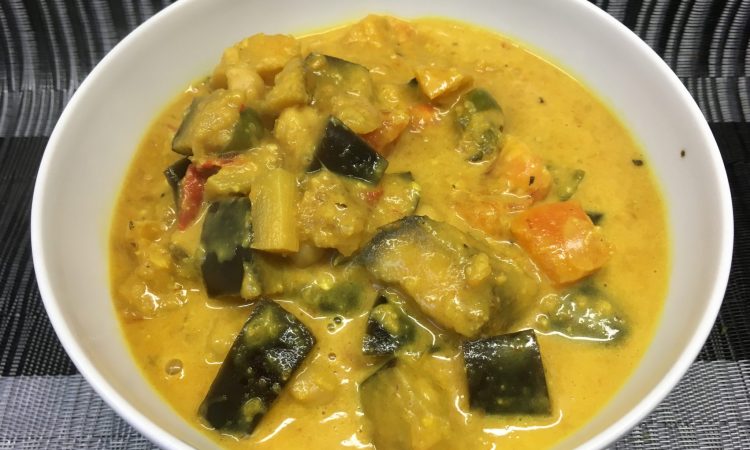 Auberginen Eintopf mit Aprikosen, Datteln, Cashews und Mandel Kokosmilch Sauce