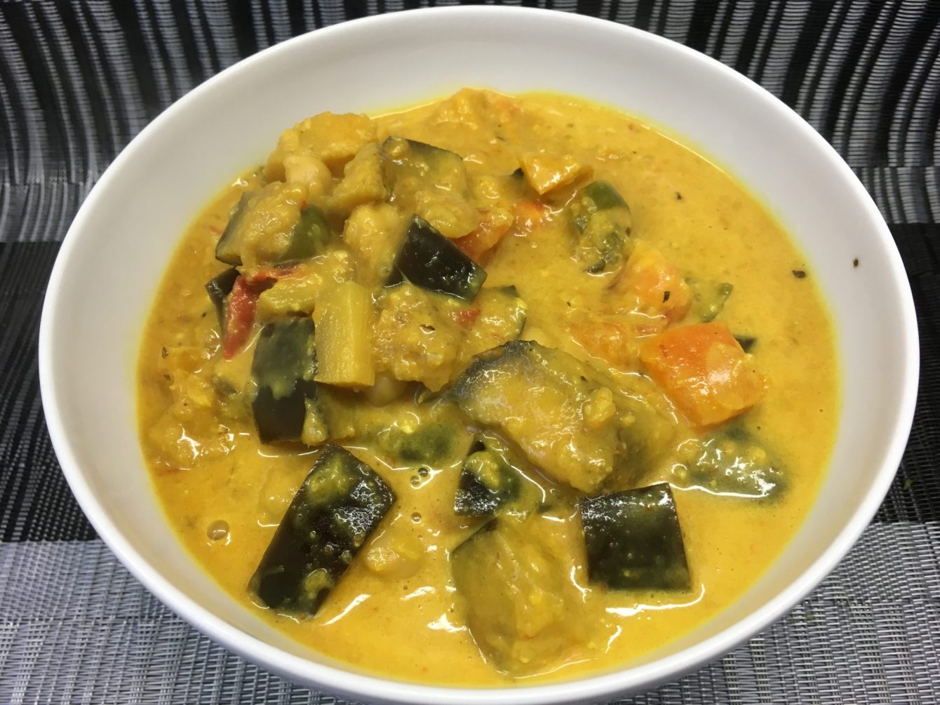 Auberginen Eintopf mit Aprikosen, Datteln, Cashews und Mandel Kokosmilch Sauce