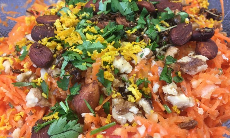 Karottensalat mit Cranberries, Mandeln und Honig-Harissa-Safran Dressing