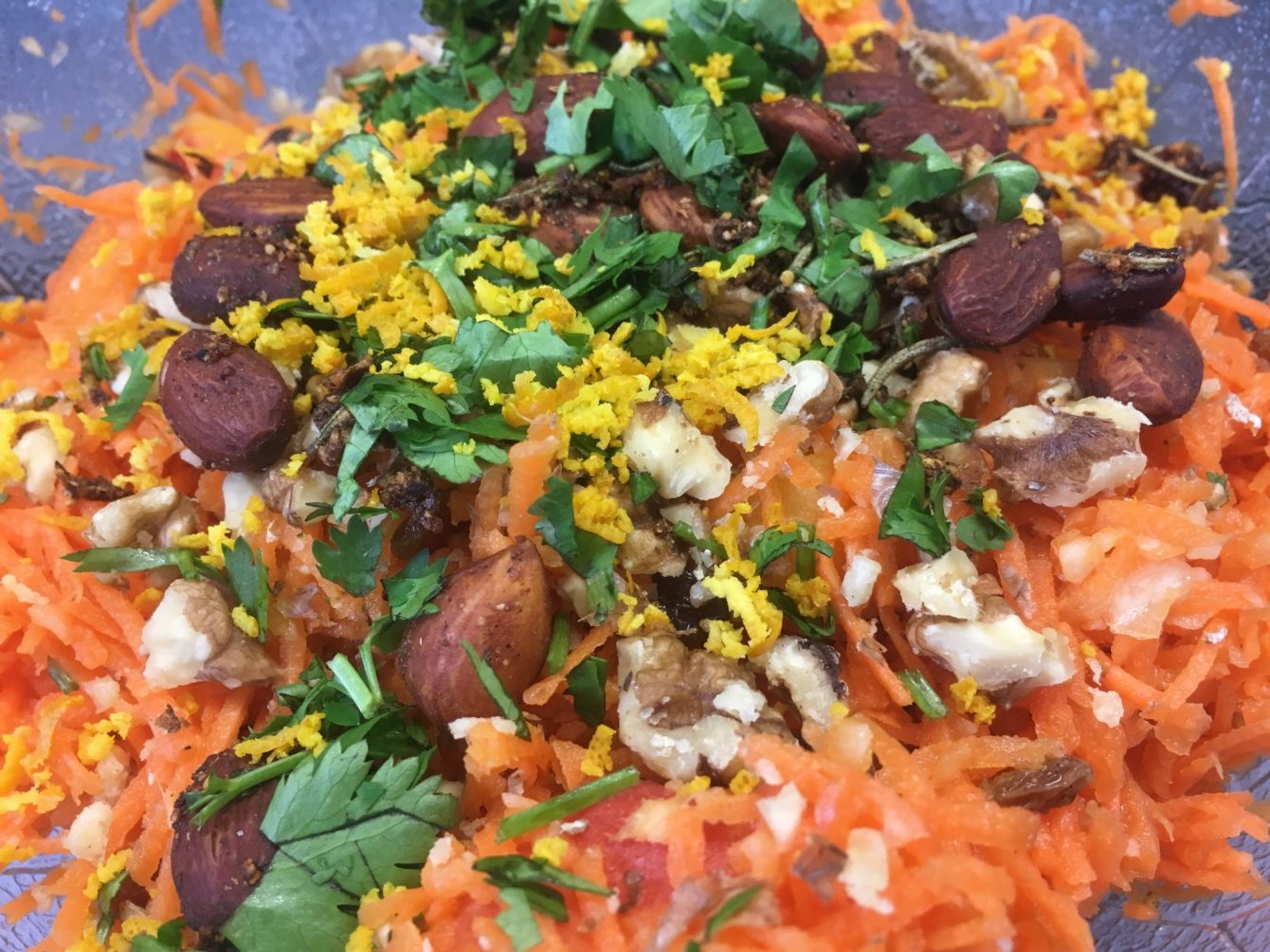 Karottensalat mit Cranberries, Mandeln und Honig-Harissa-Safran Dressing