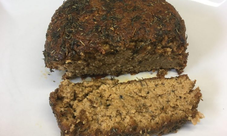 Veganer Käse aus Sesam mit Honig-Thymian Kruste