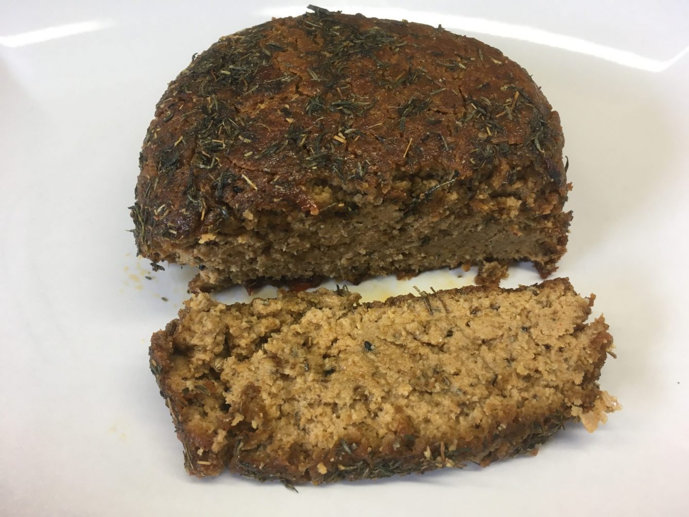 Veganer Käse aus Sesam mit Honig-Thymian Kruste