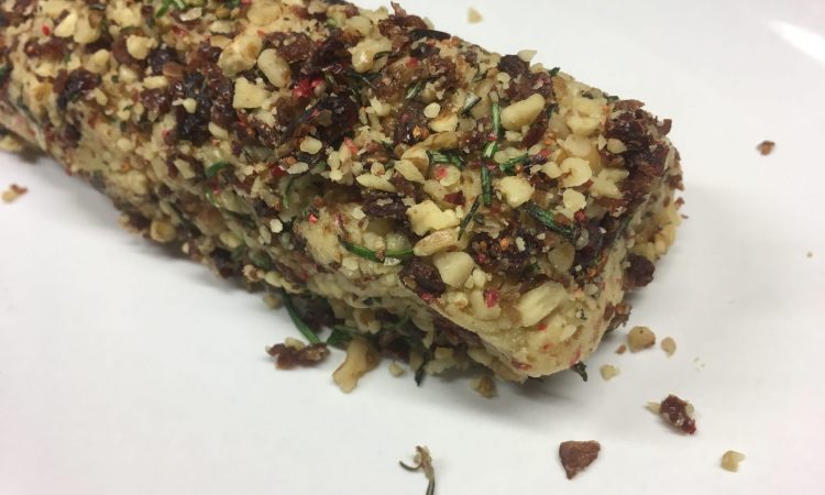 Vegane Käse Rolle aus Cashews mit Cranberries, Walnüssen, Rosmarin und Roten Pfefferbeeren