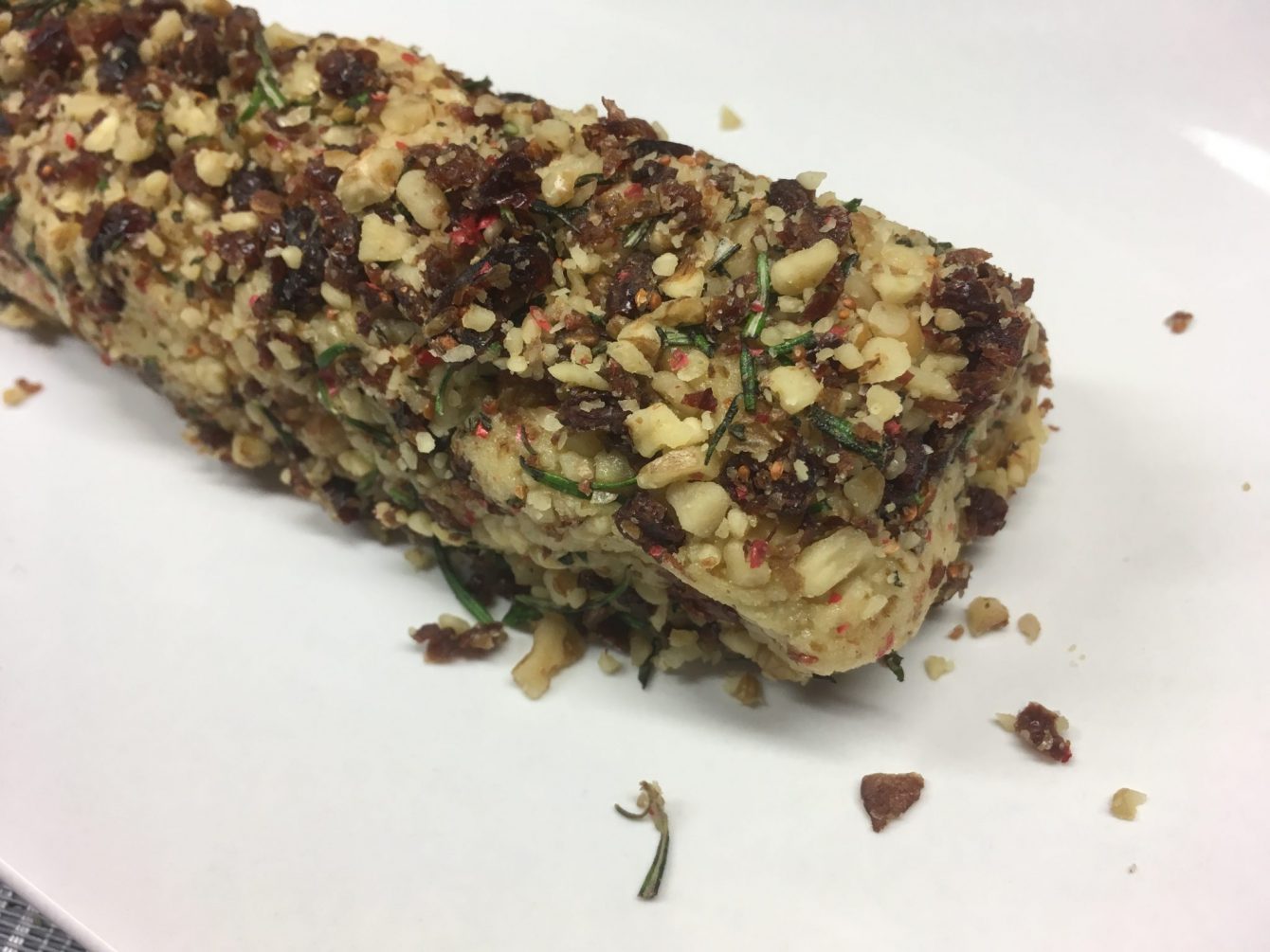 Vegane Käse Rolle aus Cashews mit Cranberries, Walnüssen, Rosmarin und Roten Pfefferbeeren