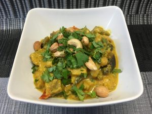 Auberginen Eintopf mit Aprikosen, Datteln, Cashews und Mandel Kokosmilch Sauce