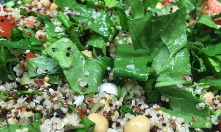Zitronen Quinoa Salat mit Kichererbsen, Tomaten, Avocado, Spinat und Koriander