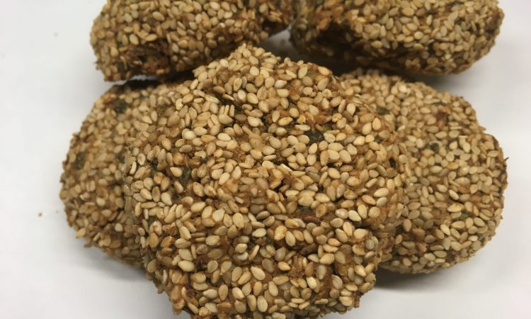 Mandel Spinat Falafel mit Sesamkruste