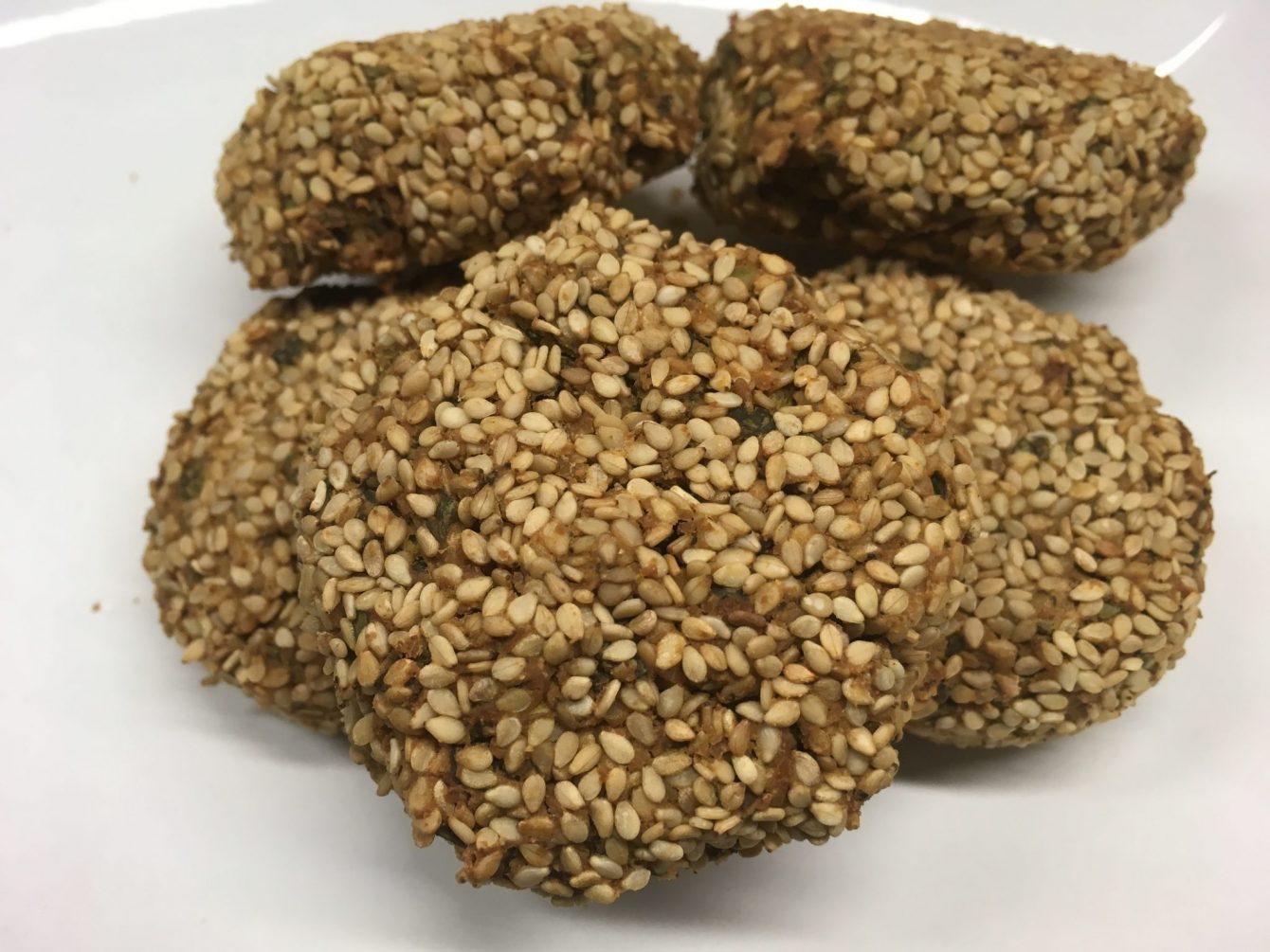 Mandel Spinat Falafel mit Sesamkruste