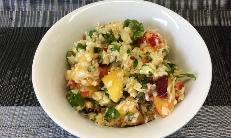 Spitzkohl Salat mit Nektarinen und Paprika Chili Dressing