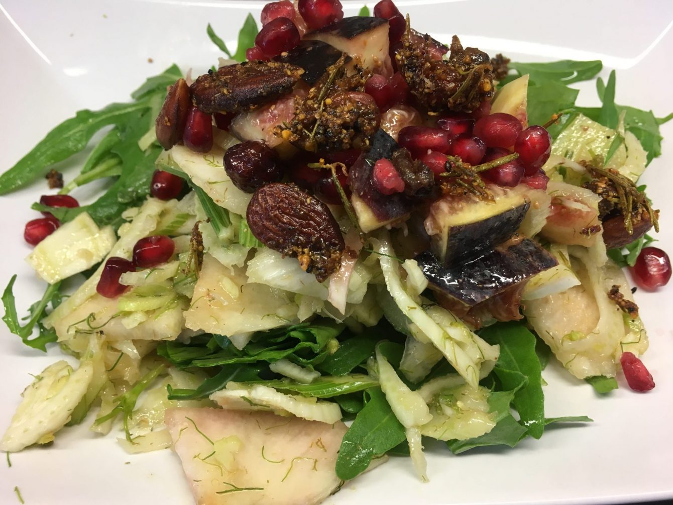 Fenchel Salat mit Feigen, Birne, Rucola, Mandeln und Granatapfelkernen