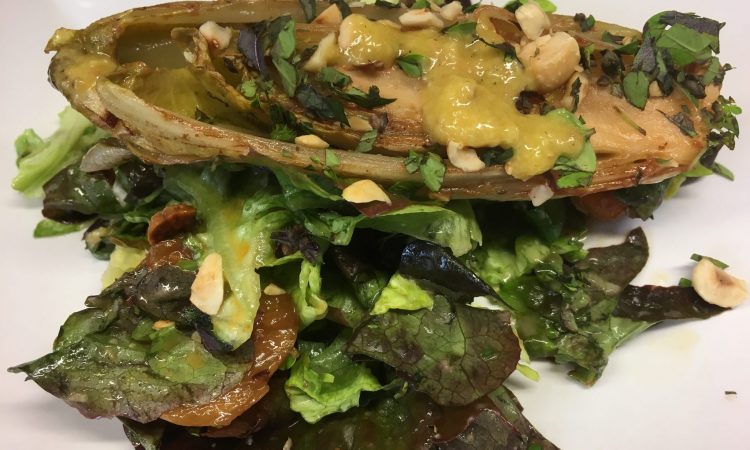 Blattsalat mit gerösteten Chicorée und Aprikosen-Ingwer-Vinaigrette