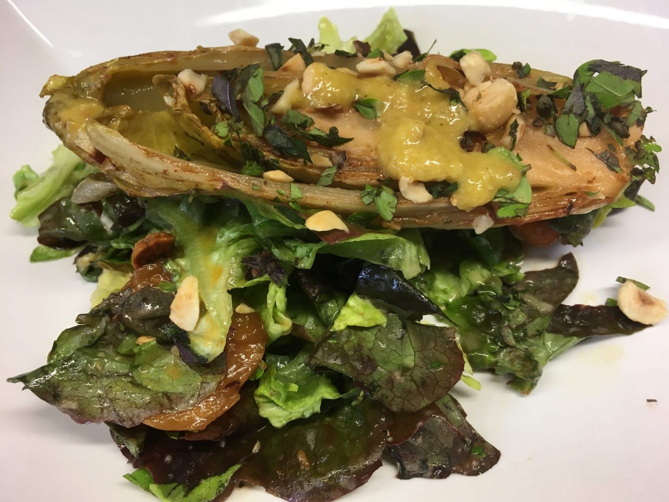 Blattsalat mit gerösteten Chicorée und Aprikosen-Ingwer-Vinaigrette