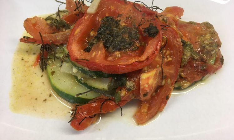 Gebackene Zucchini und Tomaten mit Pesto und Olivenkraut