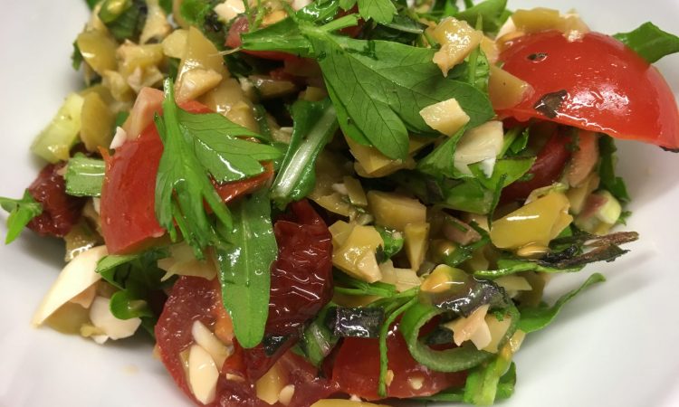 Tomatensalat mit Mandeloliven und Kräutern