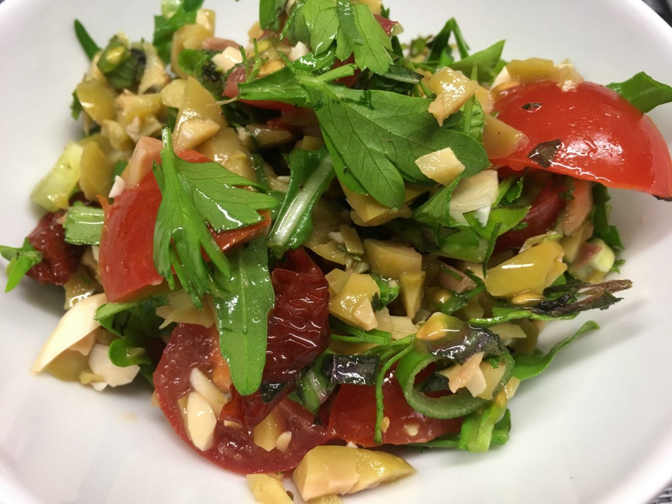 Tomatensalat mit Mandeloliven und Kräutern