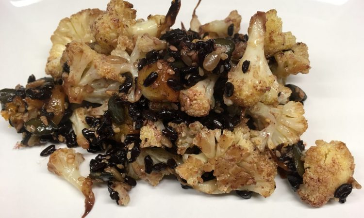Gerösteter Blumenkohl mit schwarzem Reis und Aprikosen Miso Dressing
