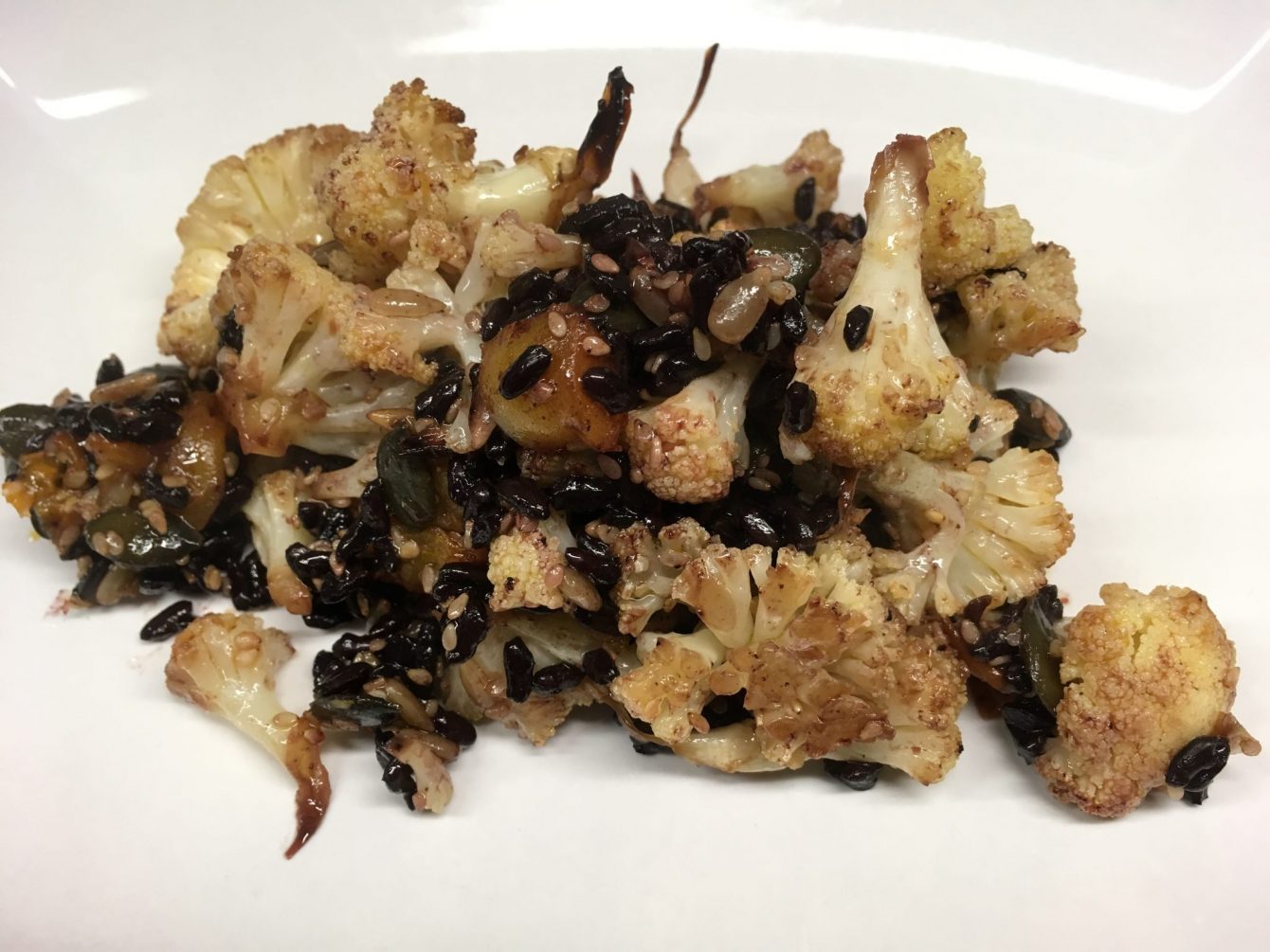 Gerösteter Blumenkohl mit schwarzem Reis und Aprikosen Miso Dressing