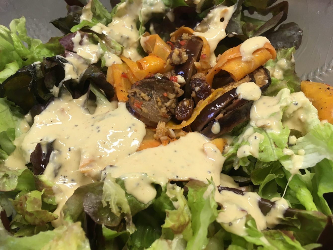 Blattsalat mit gerösteten Auberginen und Karotten, Rosinen und Haselnüssen
