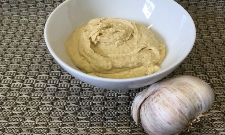 Hummus aus Kichererbsen und geröstetem Knoblauch