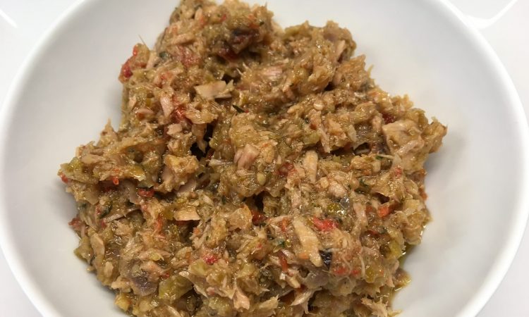 Sizilianisches Thunfisch Pesto mit Kapern, Oliven und Peperocino