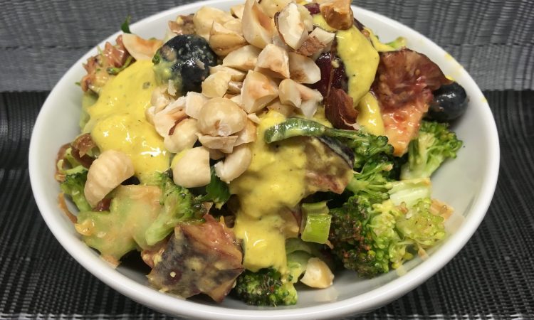 Brokkoli Salat mit Aprikosen, Heidelbeeren, Feigen, Nektarine und Haselnüssen
