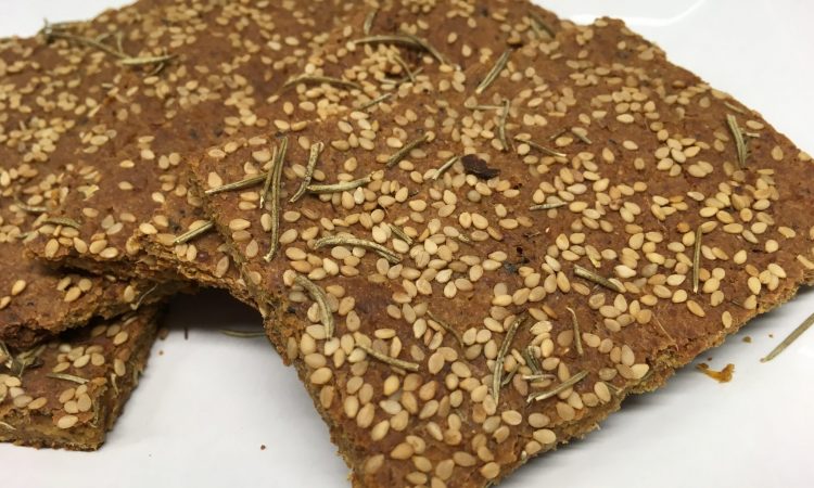 Rohkost Brot mit Leinsamen, Mandeln, Kokos, Rosmarin und Sesam