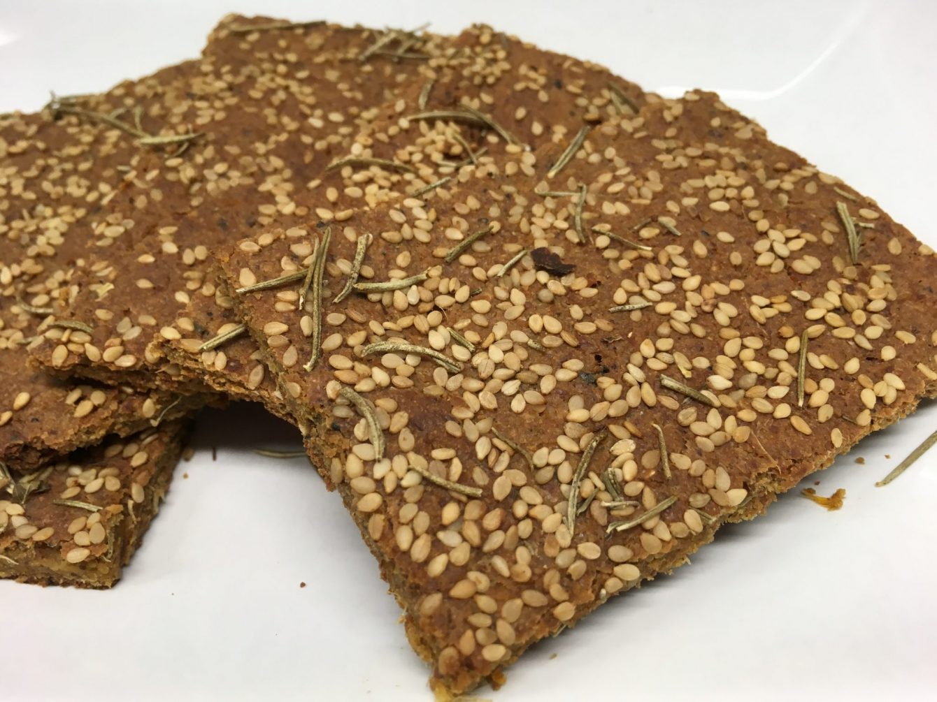 Rohkost Brot mit Leinsamen, Mandeln, Kokos, Rosmarin und Sesam