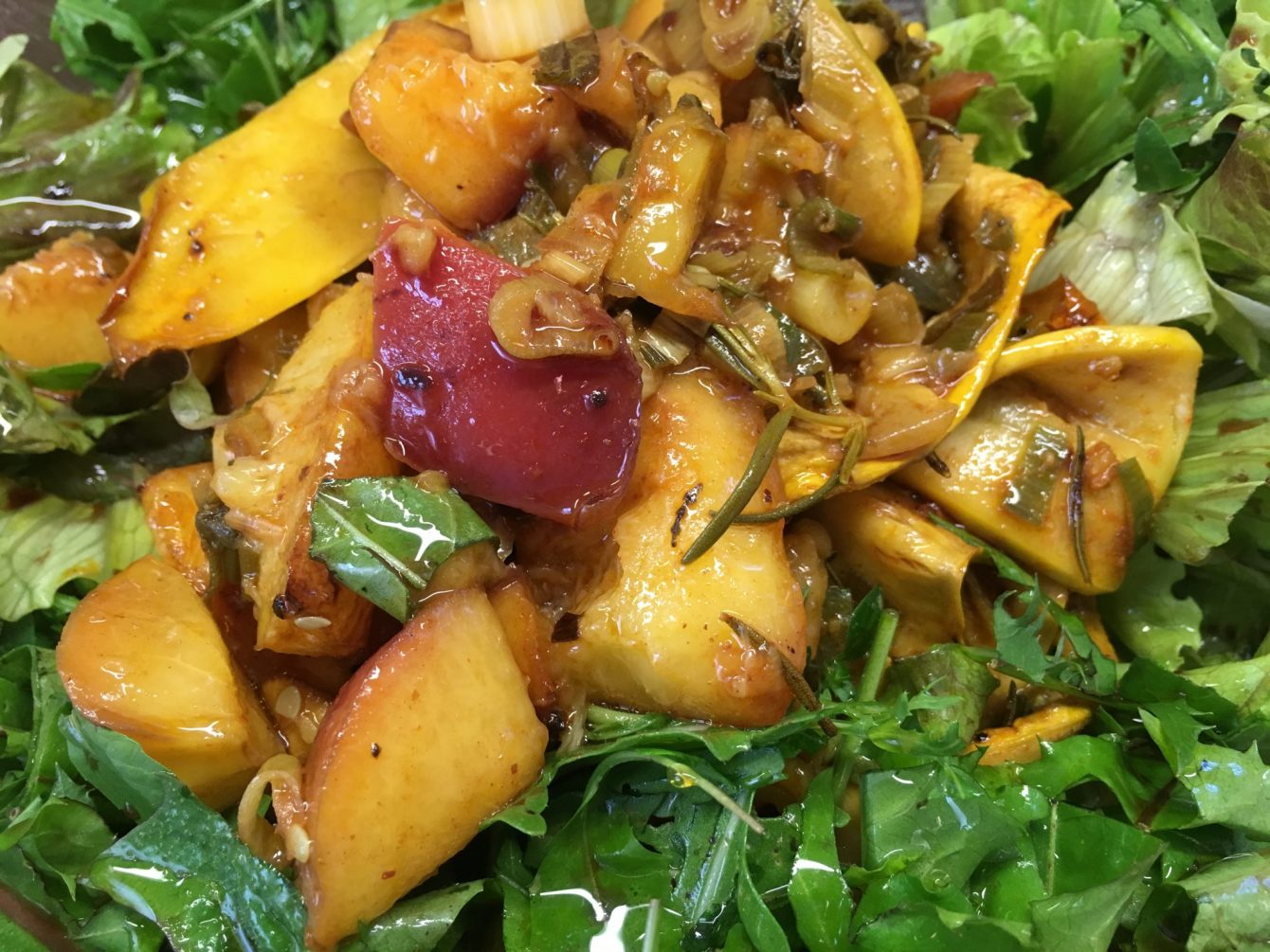 Salat mit gerösteten Nektarinen und Zucchini, Rucola und Pistazien