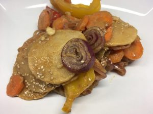 Gerösteter Rettich mit Paprika und Miso Tahini Dressing