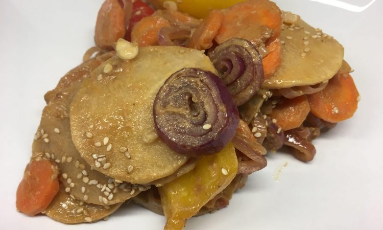 Gerösteter Rettich mit Paprika und Miso Tahini Dressing