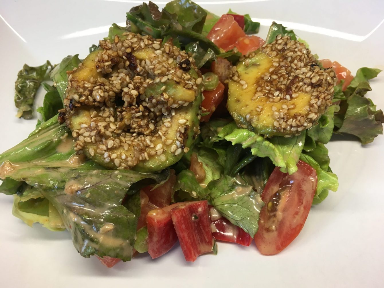 Salat mit Avocado in Sesamkruste und Ingwer Miso Tahini Dressing