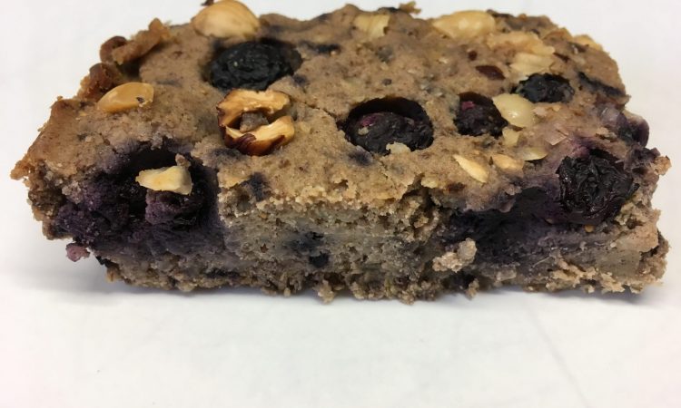 Hirse Kuchen mit Heidelbeeren und Banane