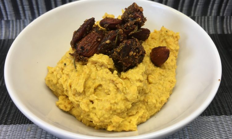 Marokkanischer Kichererbsen Hummus mit gerösteten Karotten