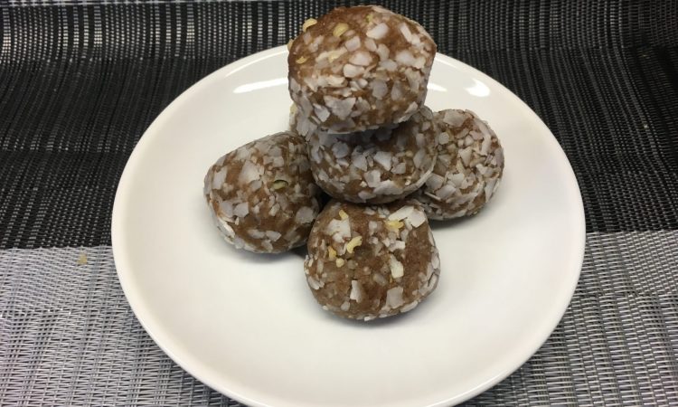 Dattel Mohn Energiebällchen mit Cashews, Hanf und Tonkabohne