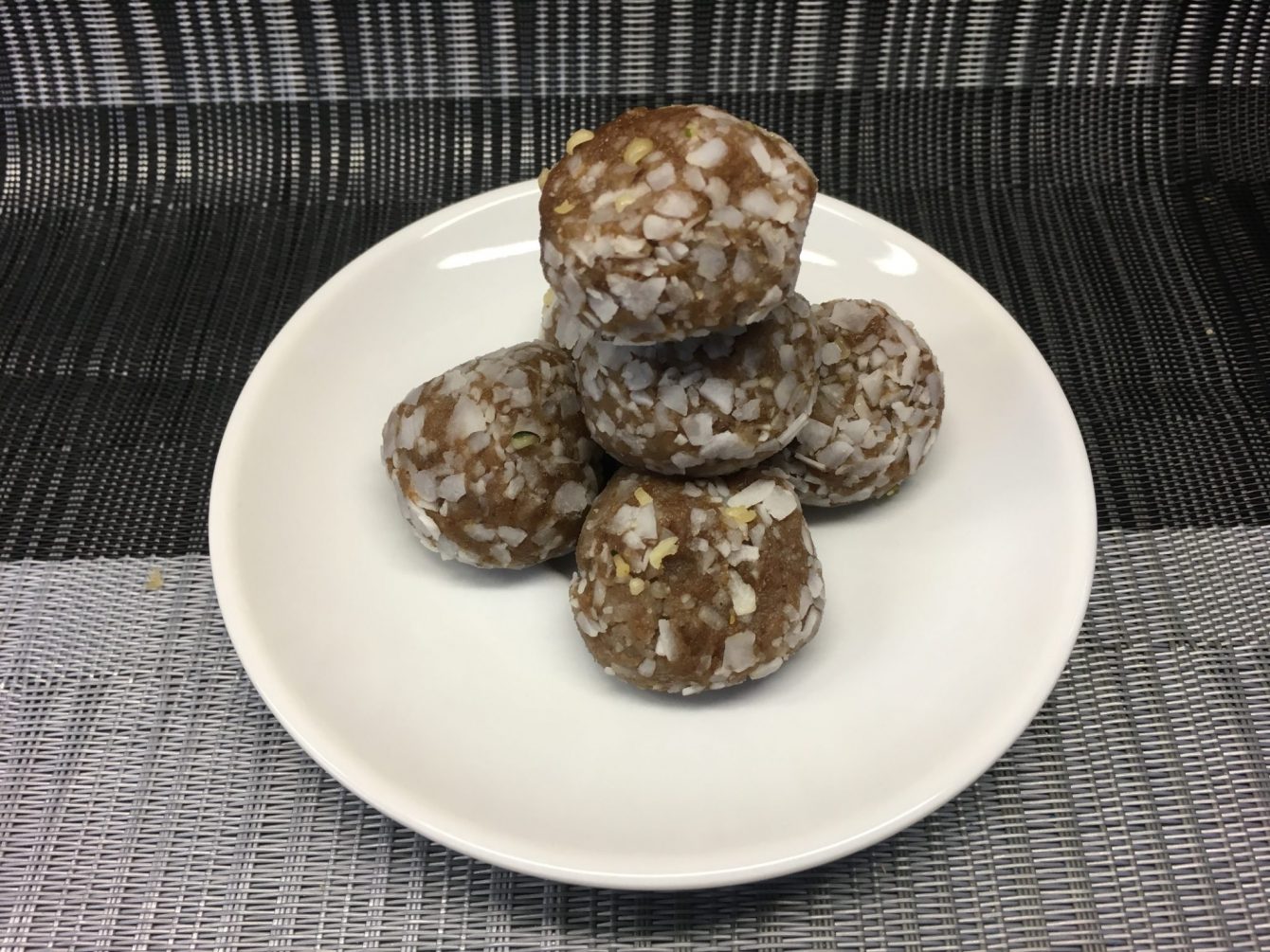 Dattel Mohn Energiebällchen mit Cashews, Hanf und Tonkabohne