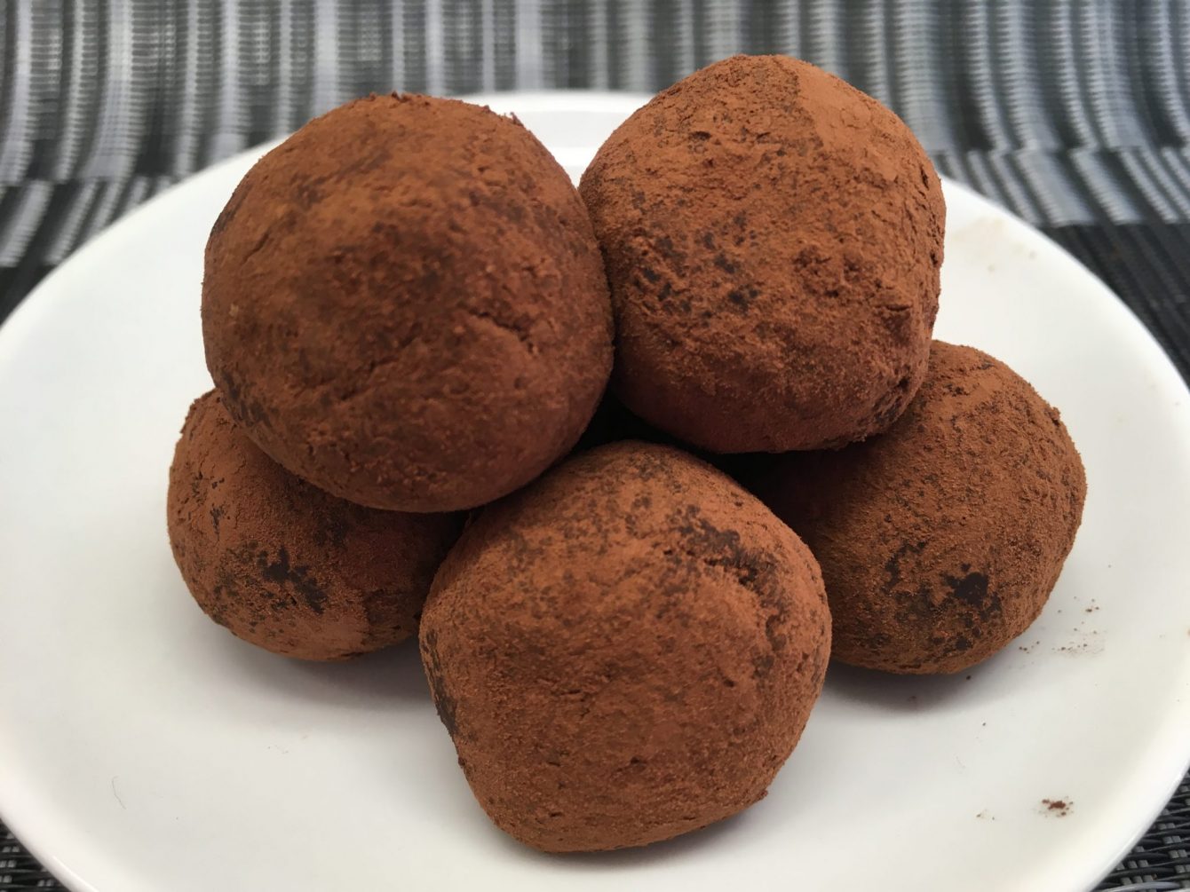 Schoko Energiebällchen mit Mandeln, Haselnüssen, Orange und Chili