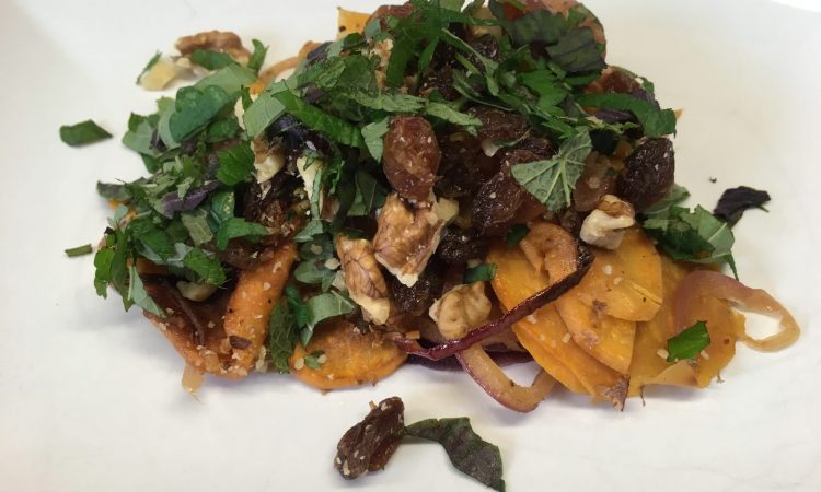 Süßkartoffel Salat mit Walnüssen, Feigen und Rosinen