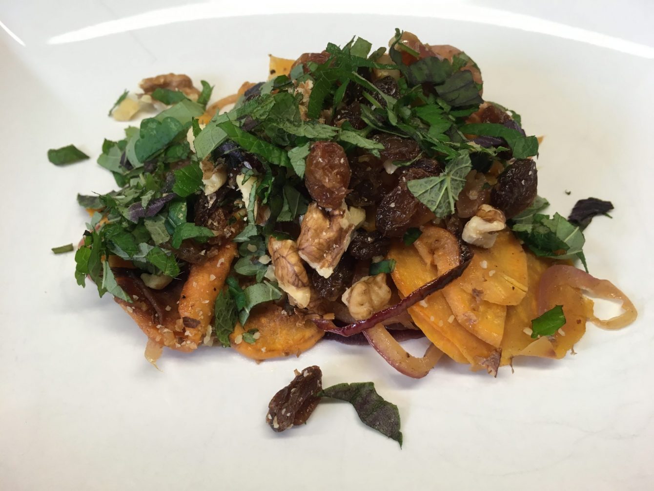 Süßkartoffel Salat mit Walnüssen, Feigen und Rosinen