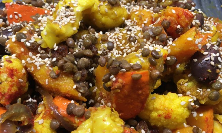 Linsen Salat mit Rosinen und karmelisiertem Kürbis und Blumenkohl