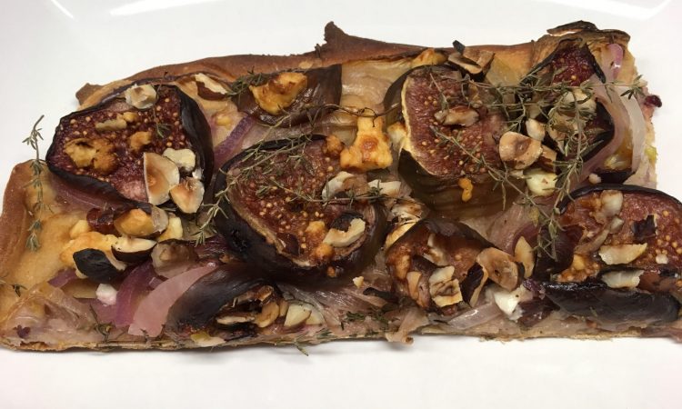 Zutaten für den Zwiebelkuchen mit Feigen, Ziegenkäse und Balsamico