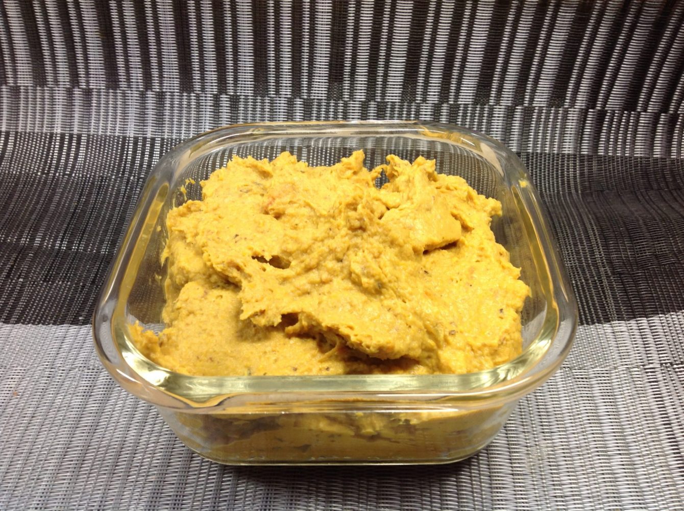 Hummus aus schwarzen Bohnen mit gerösteten Karotten und Süßkartoffeln