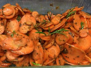 Geröstete Möhren mit Dukkah, Rosmarin und Honig