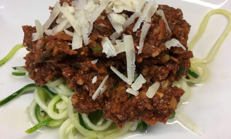 Zucchini Spaghetti mit würziger Walnuss Pilz Bolognese