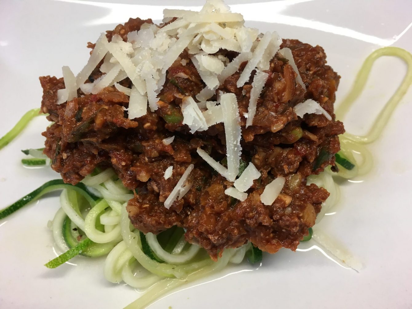 Zucchini Spaghetti mit würziger Walnuss Pilz Bolognese